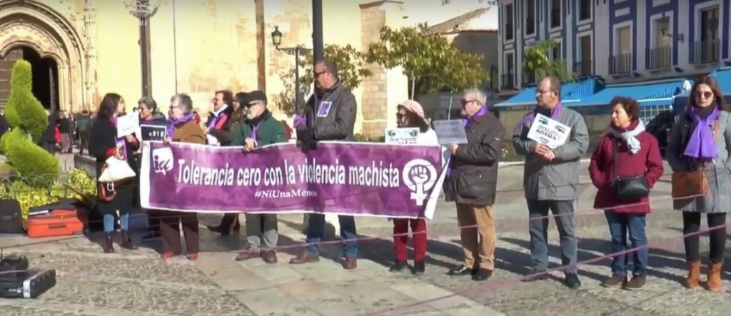 Pancarta mostrada por Izquierda Unida Valdepeñas durante la concentración contra la violencia machista