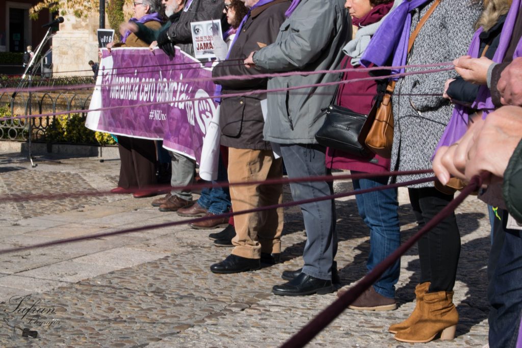 Red tejida durante la concentración contra la violencia de género como muestra de apoyo a las mujeres víctimas de violencia machista