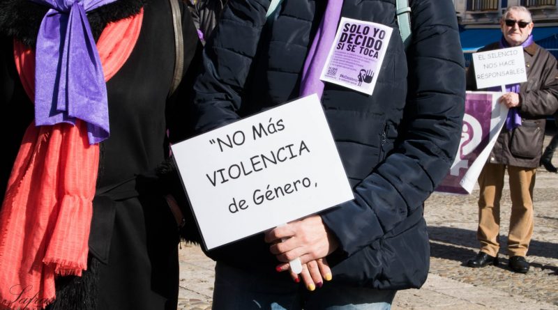 Cartel "NO más VIOLENCIA de Género", mostrado durante el acto contra la violencia hacia las mujeres