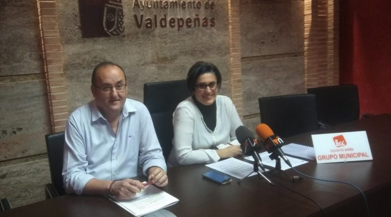 Rueda de prensa de Izquierda Unida Valdepeñas con Juana Caro Marín y Gregorio Sánchez Yébenes